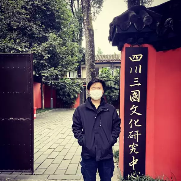 錦官城外柏森森